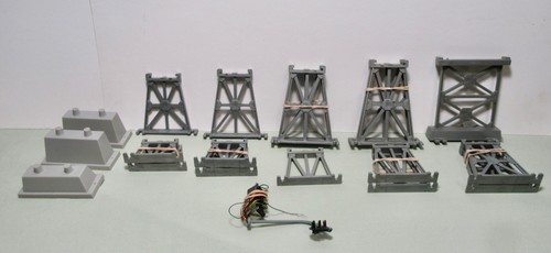 Caballetes, elevadores y semáforo Bachmann 2925. (20 piezas) | Condition: Used