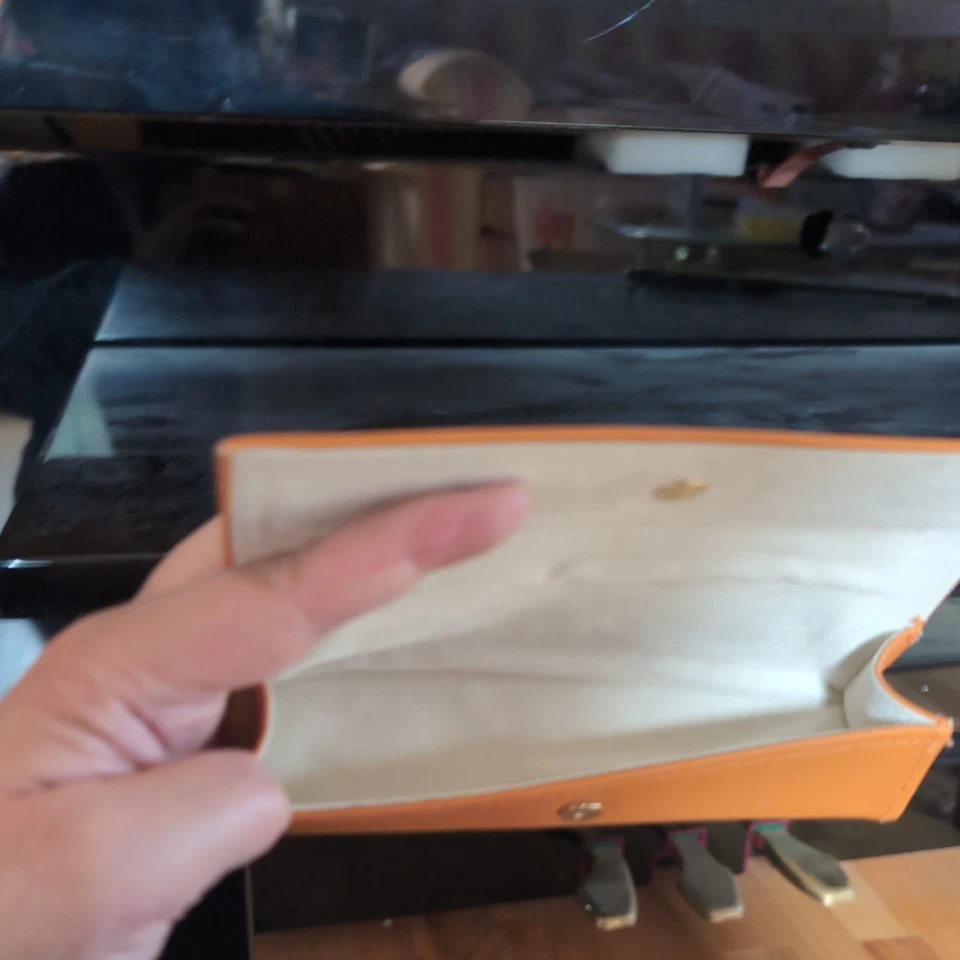 Estuche para gafas Tory Burch de cuero saffiano naranja con logotipo dorado - nuevo Foto 4 de 4