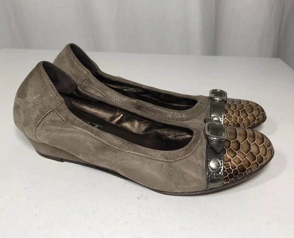$330 AGL Mujeres 38 8 Serpiente Gamuza Cuero Metálico Taupe Puntera Ballet Tacón de Cuña Foto 3 de 4