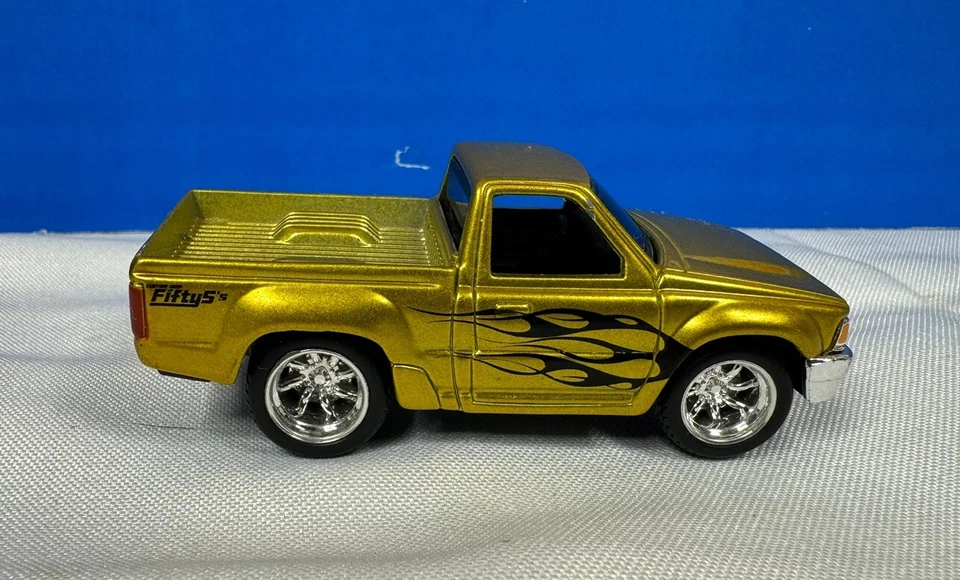 Maisto VHTF 1/55 Scale 1985 Toyota Tacoma Fifty 5s Pick Up Truck (Gold/Flames) - Image 4 of 4