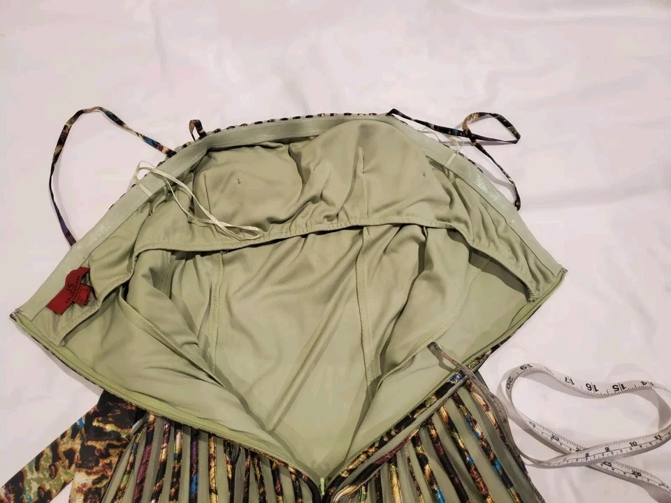 JS Collection Precioso vestido abstracto de malla verde con satén Foto 2 de 4