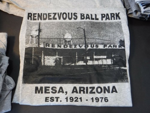 CAMISETA VINTAGE~NOS~RENDEZVOUS BALLPARK~MESA, AZ.~GRIS/NEGRA 100% ALGODÓN~GILDAN - Imagen 2 de 6