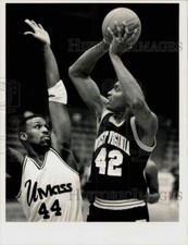 1989 Press Photo University of Massachusetts & West Virginia Play Baskteball