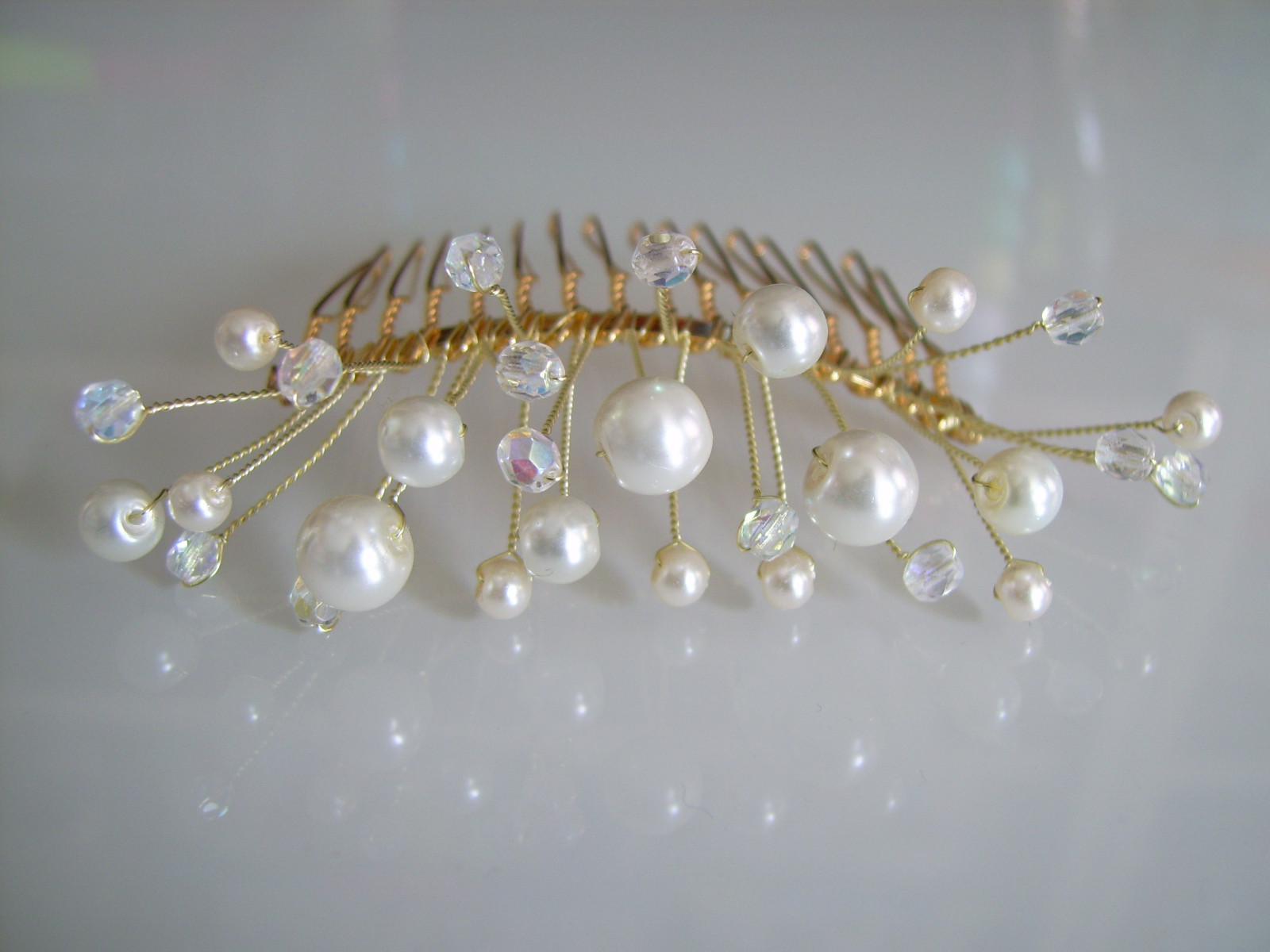 Peigne de mariée anti-glisse avec perles beige clair et cristaux dorés