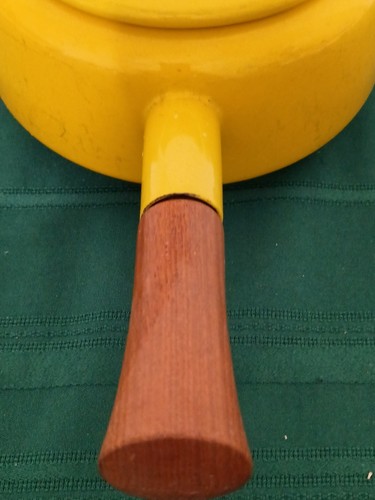 VINTAGE MCM DANSK KOBENSTYLE YELLOW ENAMEL WOOD HANDLE FONDUE POT PAN FRANCE IHQ - Picture 4 of 24