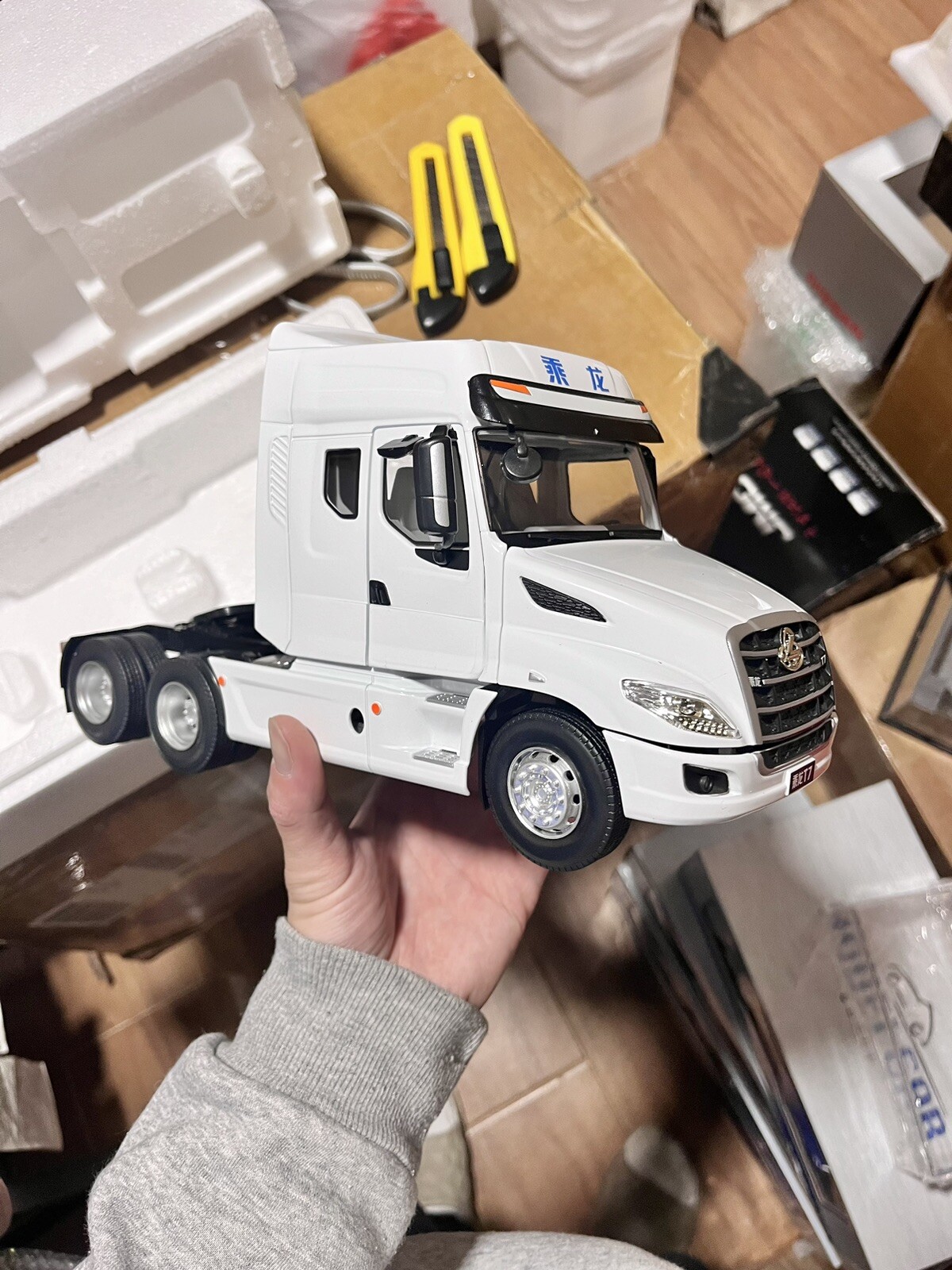1:24 Scale White High Roof Sleeper Cab Truck Tractor Diecast Model