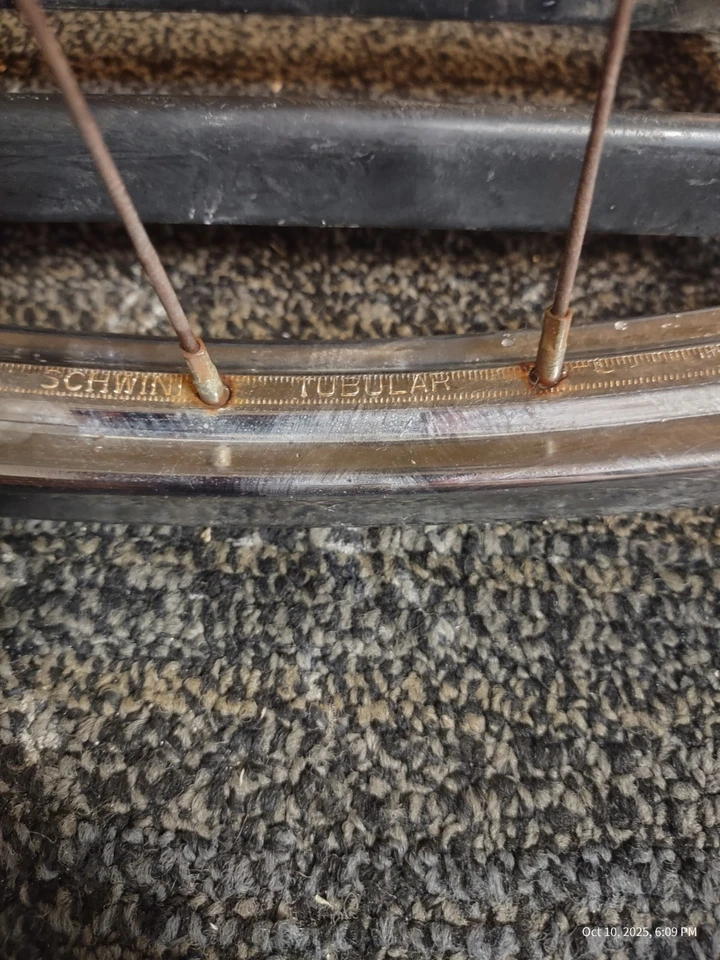 VINTAGE SCHWINN TUBULAR RARE 60’s 26" WHEEL WITH 3 LINE AUTOMATIC BENDIX HUB - Image 2 of 4