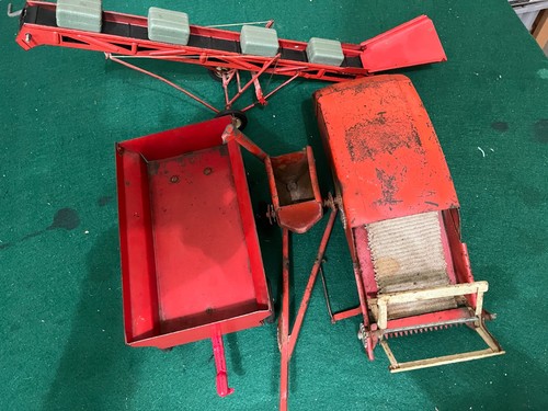 VINTAGE 1950'S TRU-SCALE FARM IMPLEMENTS COMBINE, GRAIN WAGON & CONVEYOR LOADER