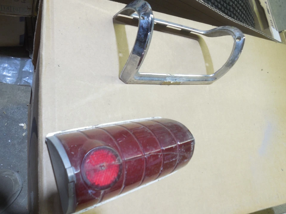 Pontiac Tempest 1964 OEM GM extensión de cuarto lateral derecho con lente y bisel 5955303 Foto 3 de 4