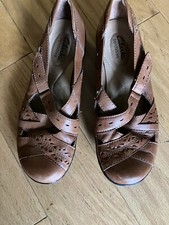 Clarks Women 6 Light Brown Flats