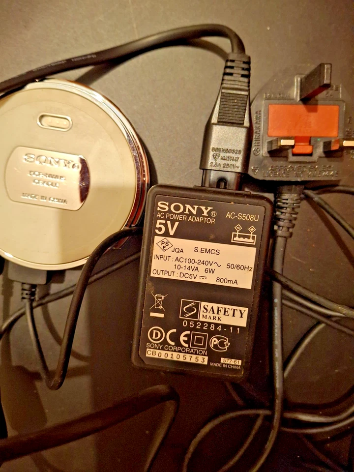 Sony Walkman Series NWZ-E354 MP3 Player Bundle - Image 4 of 4