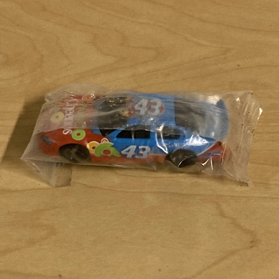 Coche de carreras fundido a presión Fruity Cheerios 2008 43 Richard Petty paquete sellado juguete de cereales Foto 2 de 4