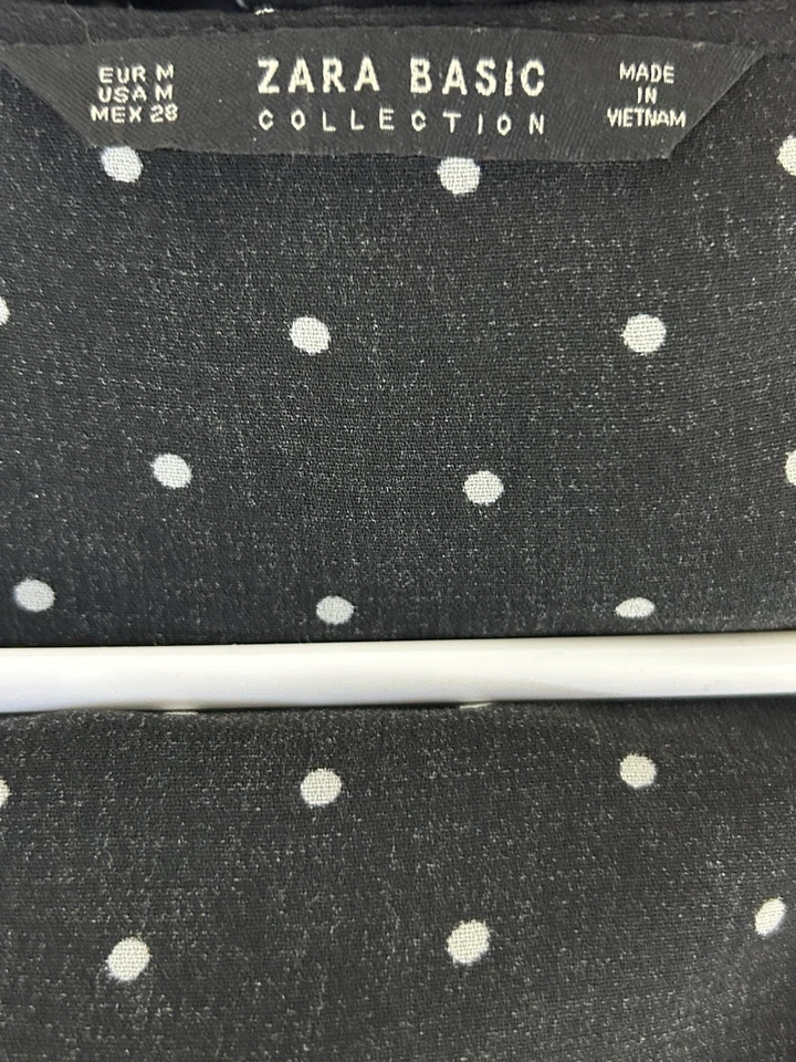 Blusa para mujer Zara negra a lunares mangas acanaladas, talla mediana. 1B Foto 3 de 4