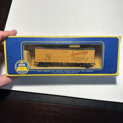 AHM PRIVATE OWNER REEFER CAR#5422 NEW OLD STOCK HO SCALE. DUBUQUE PACKING CO.