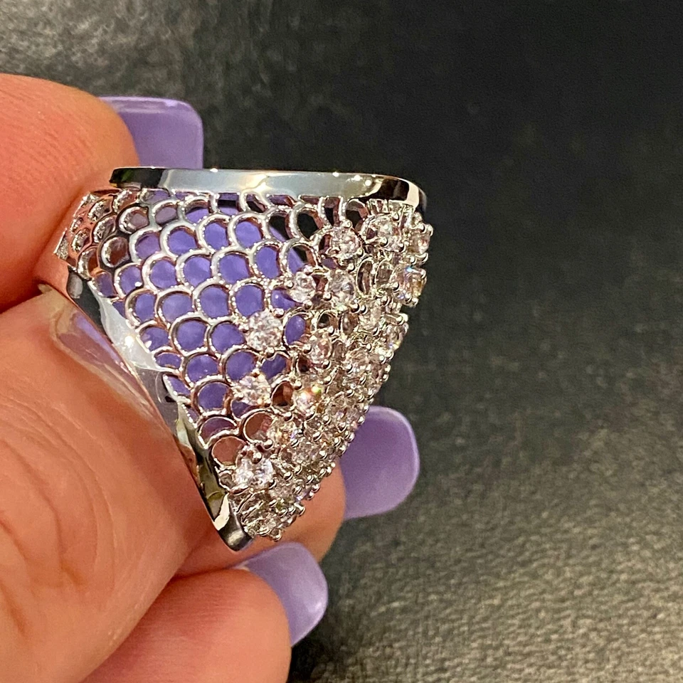Anillo de cóctel grande enchapado en oro blanco de 18k diamante simulado inspirado en el diseñador Foto 3 de 4