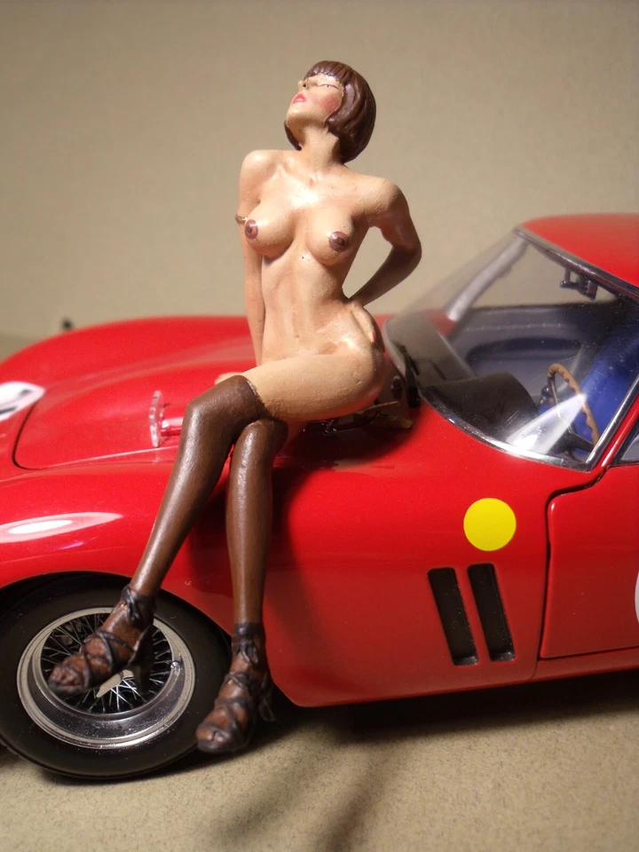 FIGURA NIÑA 1/18 MONIQUE VROOM PINTADA PARA CMC CMR MINICHAMPS KYOSHO Foto 2 de 4