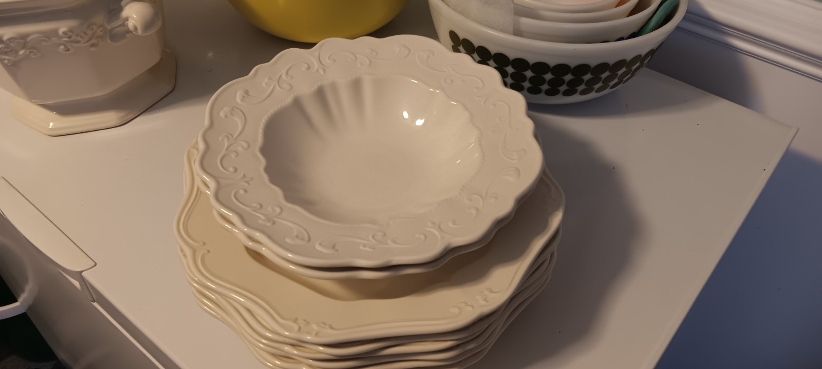 Of 6 Plates And 2 Bowls.