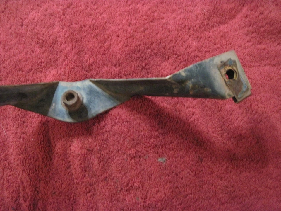 Оригинальный центральный поддерживающий кронштейн для переднего бампера 71 72 Mercury Cougar 1971 1972 - Изображение 3 из 4