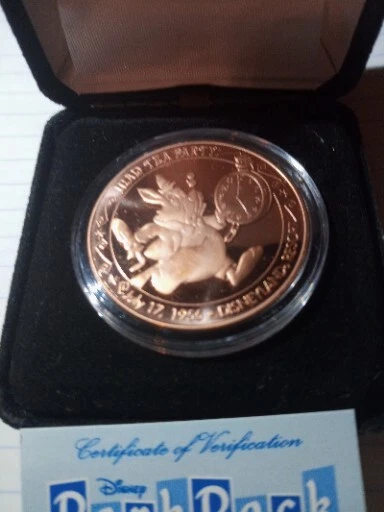 Disney Park Pack Edição Limitada - Moeda Mad Tea Party - Imagem 2 de 3