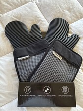 KitchenAid Guanti da Forno in Silicone e Porta Pentole 4 Pezzi Resistenti al Calore Nuovi Scatola Aperta