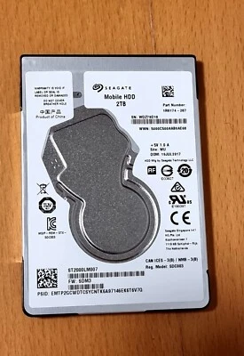 Seagate 2TB 2,5" Festplatte SATA III 5400rpm 7mm 128Mb Cache ST2000LM007 - Bild 1 von 3