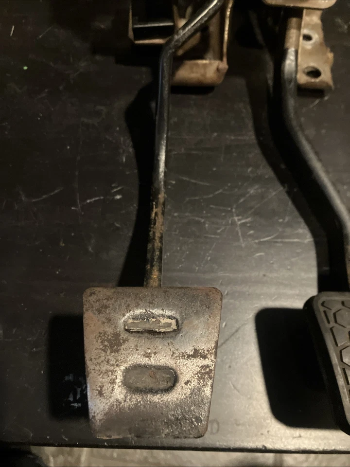 Pedal embrague freno Chevrolet Camaro 1982-1992 completo OEM original usado Foto 3 de 4