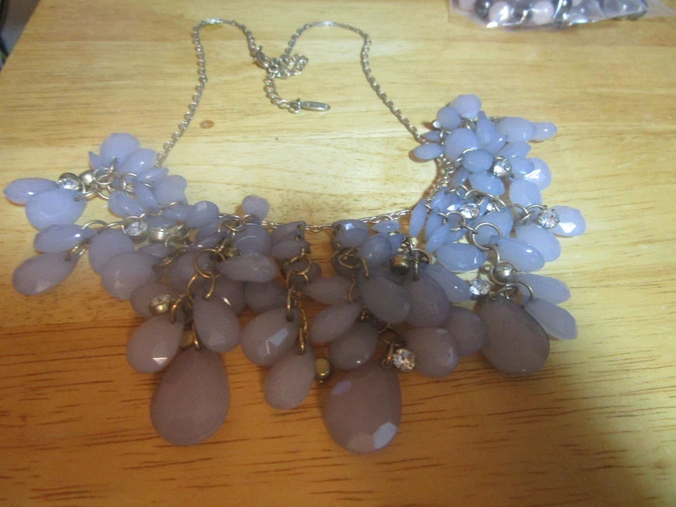 娜塔莎淡紫色层叠泪珠带水钻口音项链 — 第 3/3 张图片