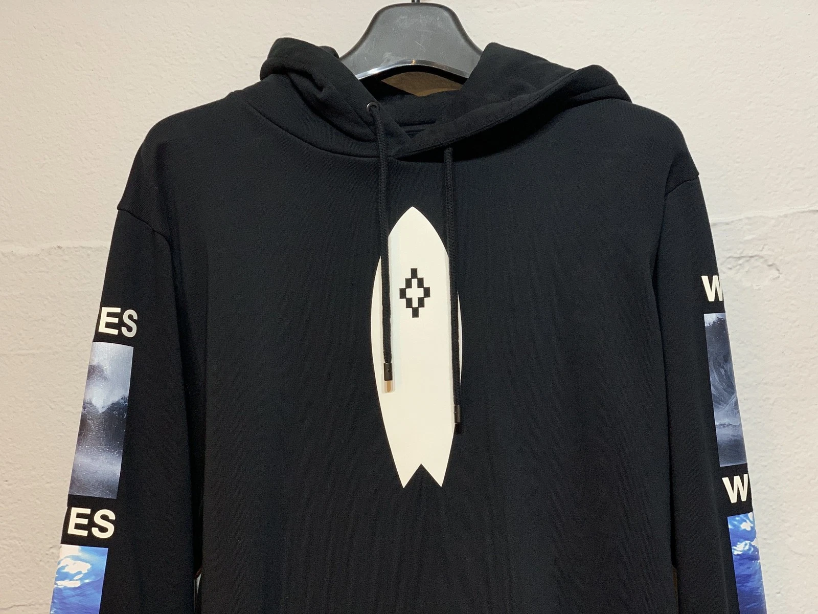 Marcelo Burlon Felpa con Cappuccio Stampata Uomo 18345159