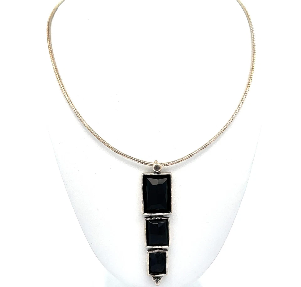 Collar colgante geométrico apilado de ónix negro graduado de plata de ley Foto 4 de 4