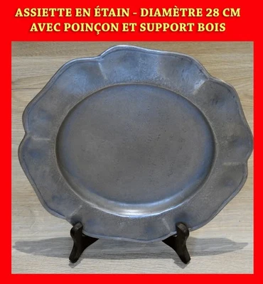 ASSIETTE EN ÉTAIN DÉCORATIVE Ø 28 cm - SUPPORT EN BOIS - Photo 1/4