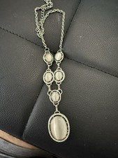 Collar de plata y piedra blanca