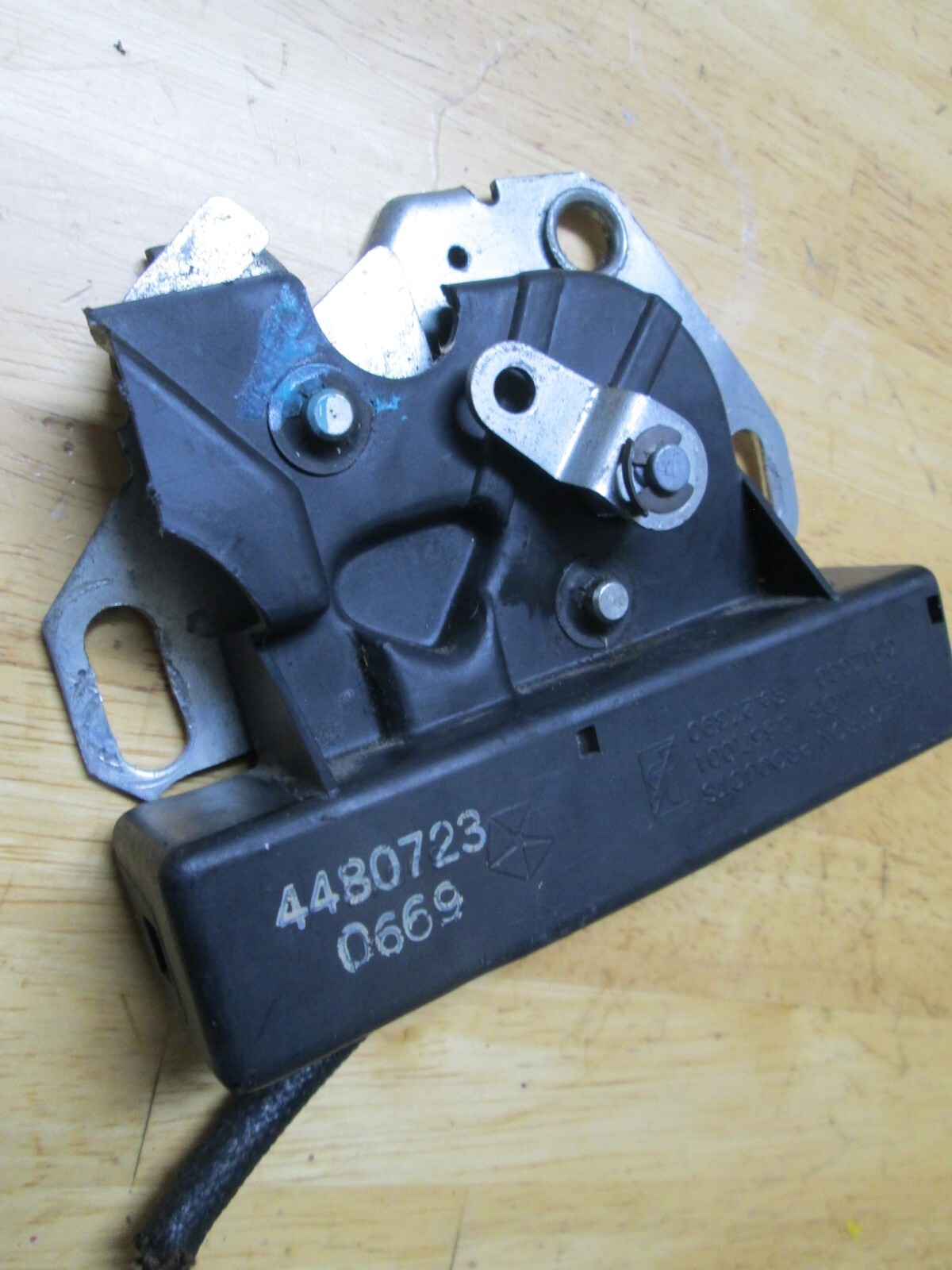 1989 CHRYSLER MASERATI TC DRIVER SIDE POWER TONNEAU LATCH