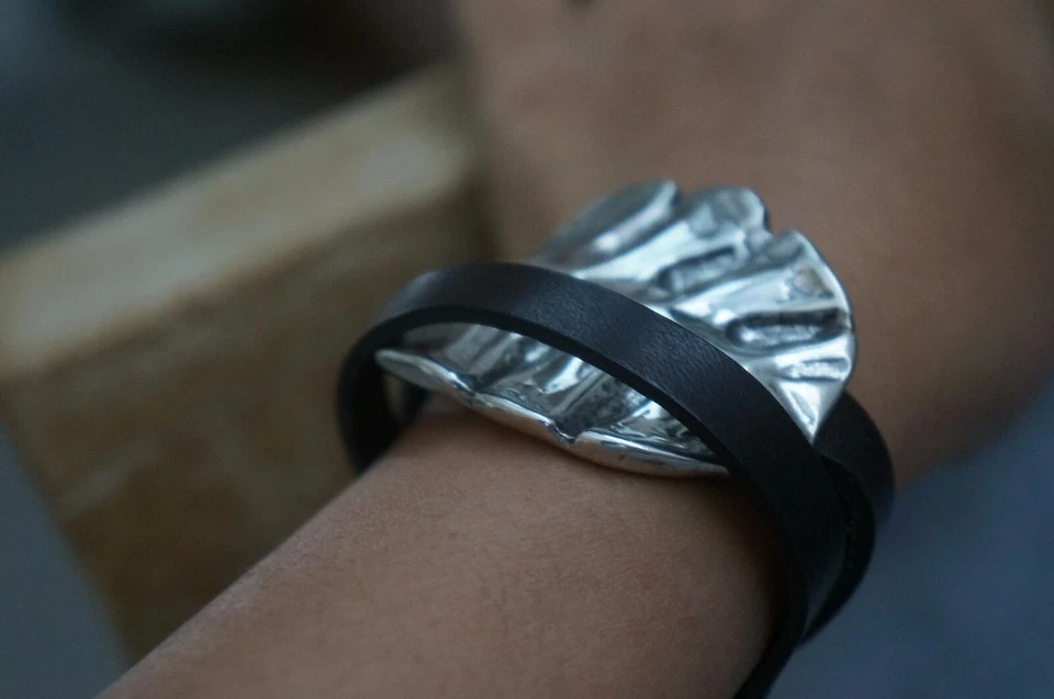 NUEVO CON ETIQUETAS Pulsera Uno de 50 Doble Envoltura Cuero Marrón Hoja Grande "La Hoja" 13-14" Foto 3 de 4