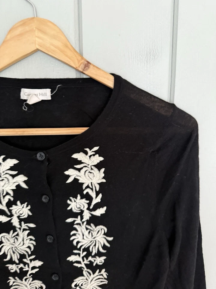 Cárdigan Suéter Granate Hill Pequeño Firma Eco Lana Merino Floral Negro Blanco Foto 2 de 4