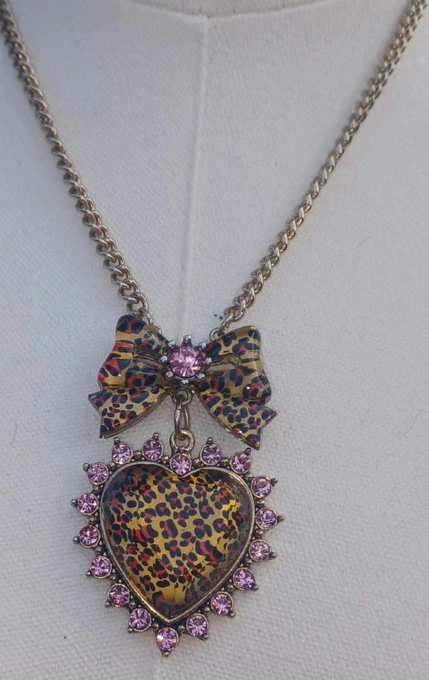 COLLAR BETSEY JOHNSON PRECIOSO LEOPARDOS SALTANDO ARCO Y CORAZÓN GOTA Rosa Foto 2 de 4