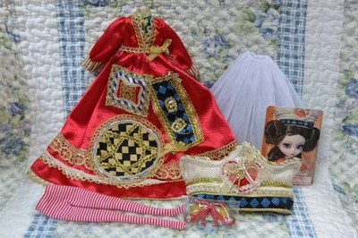 Nur ein Set klassisches Queen-Outfit mit Pullip