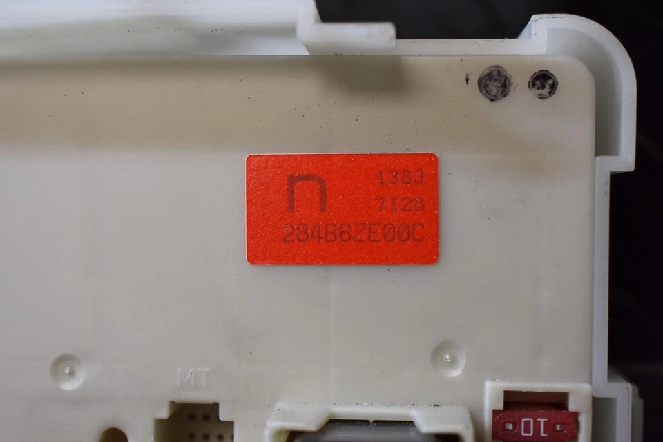 2008 - 2009 Nissan Xterra Engine Fuse Box 4.0L AT 4x4 (VIN A 4th Digit VQ40DE) - Image 2 of 3