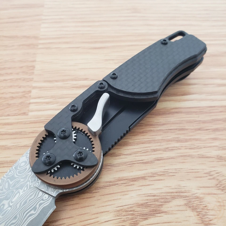 Cuchillo Plegable Mantis Cabezal de Engranaje Hoja de Acero Damasco Mango de Fibra de Carbono Negro Foto 3 de 4