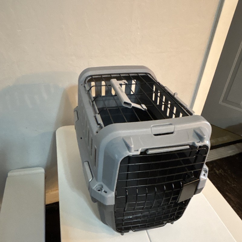 Petmate Small Hard-Sided Plastic Pet Carrier/Crate Gray Black Metal Wire Door