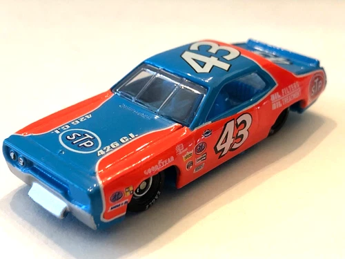 RICHARD PETTY 43 STP BY RACING CHAMPIONS 1972 DODGE 1:64 SCALE