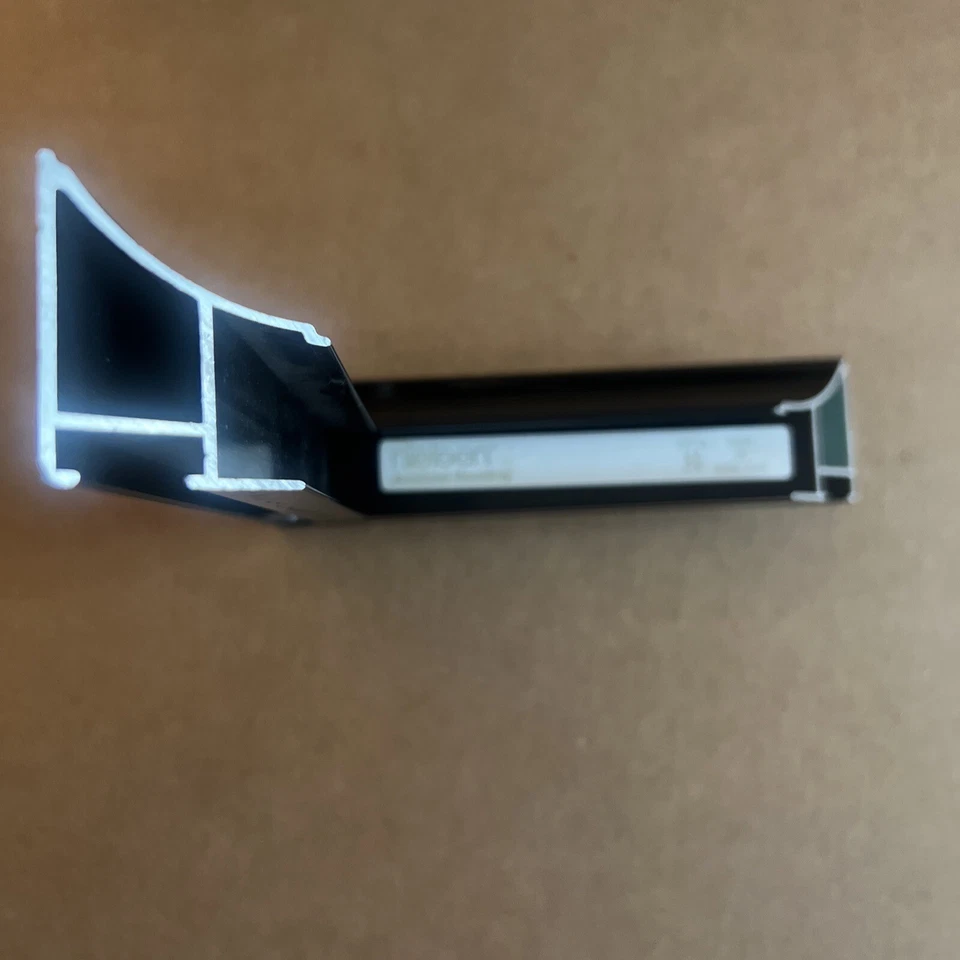 Hermoso marco de fotos de metal negro brillante Nielsen moldeado Foto 3 de 4