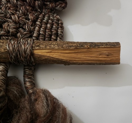  Macramé ancien hibou sur bois flotté suspension murale marron avec pompons *défaut sur bec* - Photo 4/11