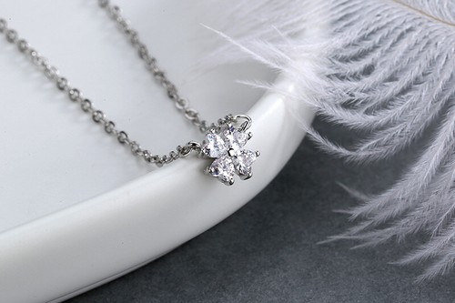 Tiny Silver Clover Flower Pave Heart Cubic Zirconia Pendant Chain Necklace - 第 1/3 張圖片