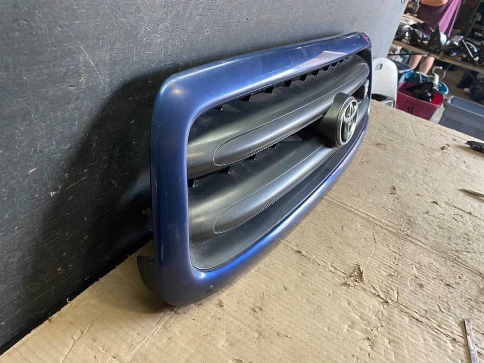 Parrilla superior delantera Toyota Sequoia 2001 a 2004 con emblema OEM P3777 DG Foto 3 de 4