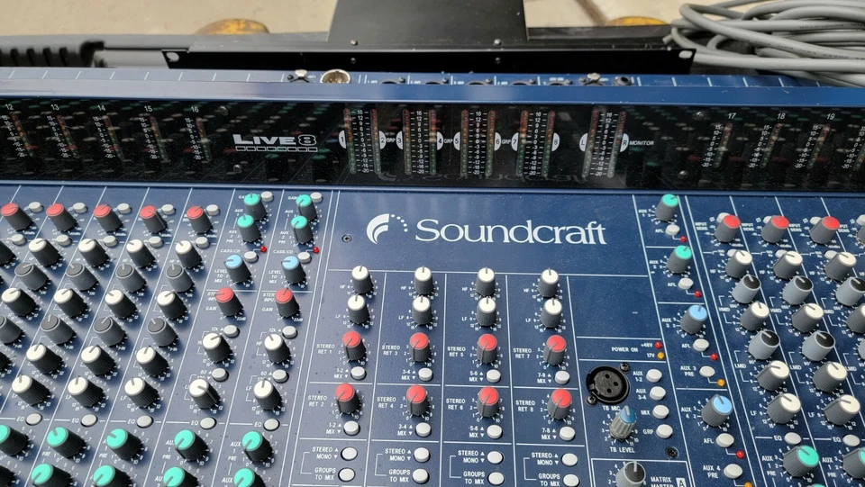 Consola mezcladora Soundcraft Harman Pro Audio 8 buses Live 8 con fuente de alimentación DPS3 Foto 3 de 4