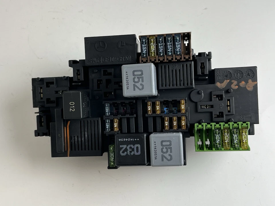Mercedes-Benz C300 W205 2015 caja de fusibles cabina OEM A2229063701 Foto 2 de 4