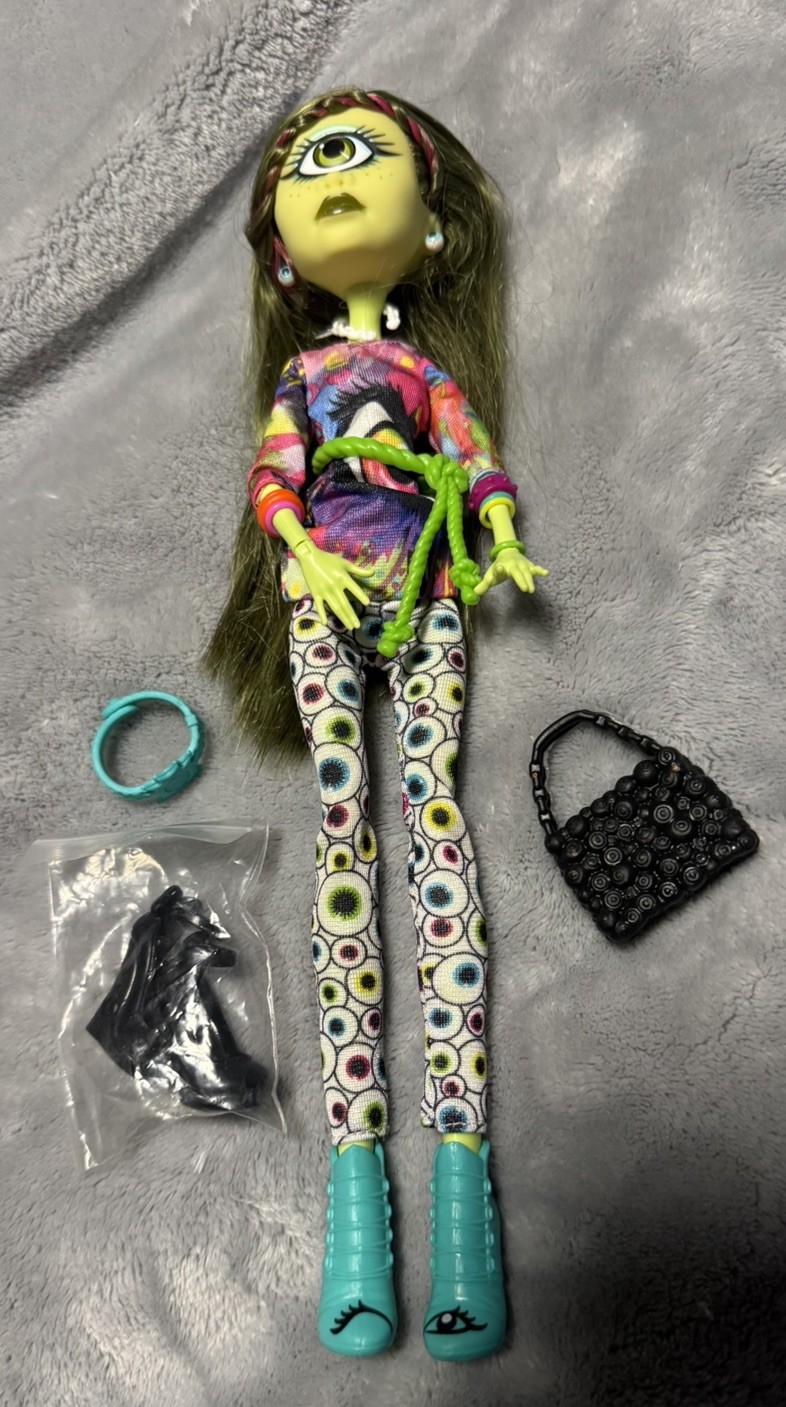 Mattel Monster High Iris Clops I Heart Love Fashion Doll