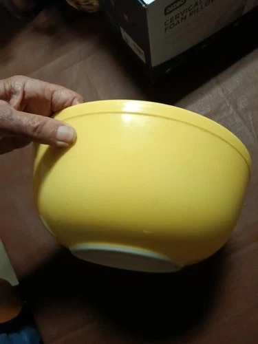 Pyrex 404 4 QT oven safe yellow bowl
