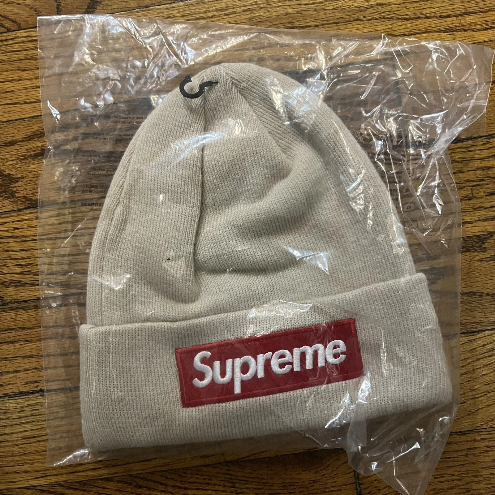 Berretto in mano Supreme Box Logo FW24 Pietra Naturale