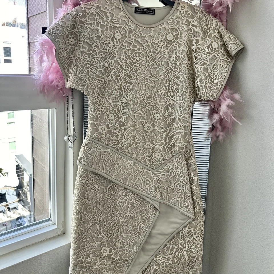 Vestido de cuero decoración de encaje Salvatore Ferragamo pasarela talla 38, vestido de novia blanco Foto 2 de 4